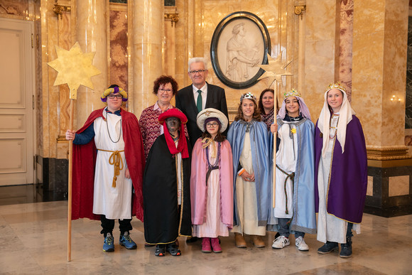 Tradition Kretschmann empfängt Sternsingergruppen Ministerpräsident Winfried Kretschmann und seine Frau Gerlinde (M.) mit den Sternsingern der Kirchengemeinde St. Maria Königin (Laichingen) (Bild: Staatsministerium Baden-Württemberg)