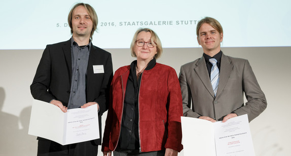 Ministerin Theresia Bauer mit Dr. Ferdinand Ludwig (li.) und Prof. Erik Schäffer (re.) bei der Preisverleihung in Stuttgart, Foto: MWK/Jan Potente