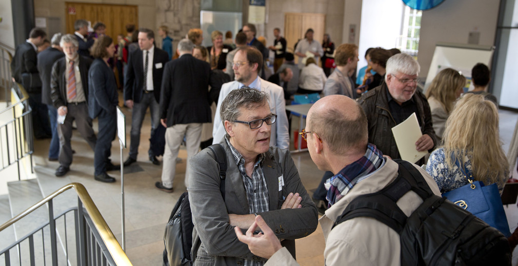 4. Symposium am 30.06.2014 in der Universität Mannheim, Gespräche in der Pause, Foto: MWK