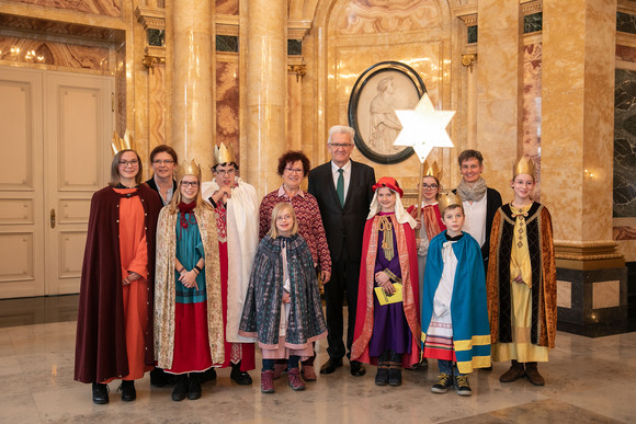 Tradition Kretschmann empfängt Sternsingergruppen Ministerpräsident Winfried Kretschmann und seine Frau Gerlinde (M.) mit den Sternsingern der Kirchengemeinde St. Josef (Esslingen) (Bild: Staatsministerium Baden-Württemberg)