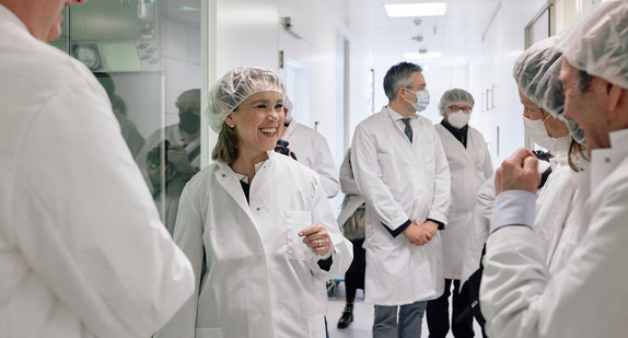 Wissenschaftsministerin Petra Olschowski zu Besuch am Uniklinikum Tübingen