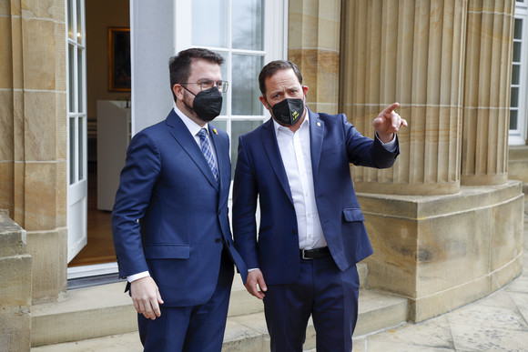Europa Besuch des Präsidenten Kataloniens Staatssekretär Florian Hassler (rechts) und der Präsident der Generalitat von Katalonien, Pere Aragonès (links), vor der Villa Reitzenstein in Stuttgart
