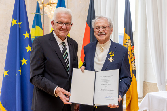 Auszeichnung Verdienstorden des Landes an 22 verdiente Persönlichkeiten Ministerpräsident Winfried Kretschmann (links) und Paul Maar (rechts)
