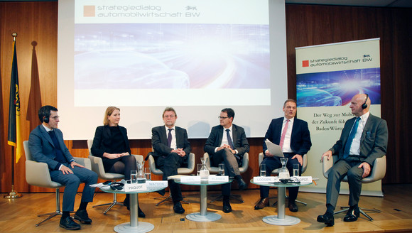 Strategiedialog Automobilwirtschaft Lenkungskreis übergibt Impulspapier an Europäische Kommission Podiumsgespräch mit (v.l.n.r.) Alexandre Paquot (Europäische Kommission, Generaldirektion Klimapolitik, Referatsleiter Straßenverkehr), Katrin Watson (Leiterin der EU-Repräsentanz der Robert Bosch GmbH), Ministerialdirektor Prof. Dr. Uwe Lahl (Verkehrsministerium Baden-Württemberg), Ministerialdirektor Michael Kleiner (Wirtschaftsministerium Baden-Württemberg), Franz Loogen (Geschäftsführer der e-mobil BW GmbH) und John Cooper (Generaldirektor Fuels Europe, Verband der Europäischen Raffinerieindustrie) (Bild: © Alexander Louvet)