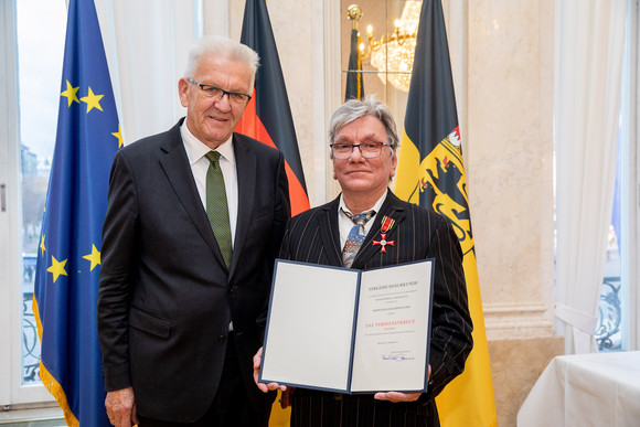 Tag des Ehrenamtes Kretschmann würdigt besonderes ehrenamtliches Engagement Ministerpräsident Winfried Kretschmann (l.) und Hans-Joachim Ruschke (r.) (Bild: Staatsministerium Baden-Württemberg)
