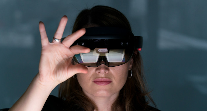 Auf dem Foto ist eine Frau mit einer KI Brille zu sehen