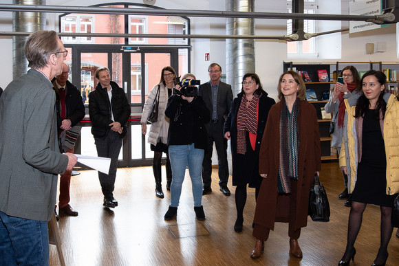 Wissenschaft Ministerin zu Besuch an der HTWG Konstanz Die Ministerin beim Besuch der Bibliothek der HTWG Konstanz.