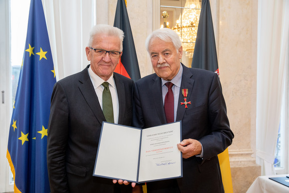 Tag des Ehrenamtes Kretschmann würdigt besonderes ehrenamtliches Engagement Ministerpräsident Winfried Kretschmann (l.) und Siegfried Heinzmann (r.) (Bild: Staatsministerium Baden-Württemberg)