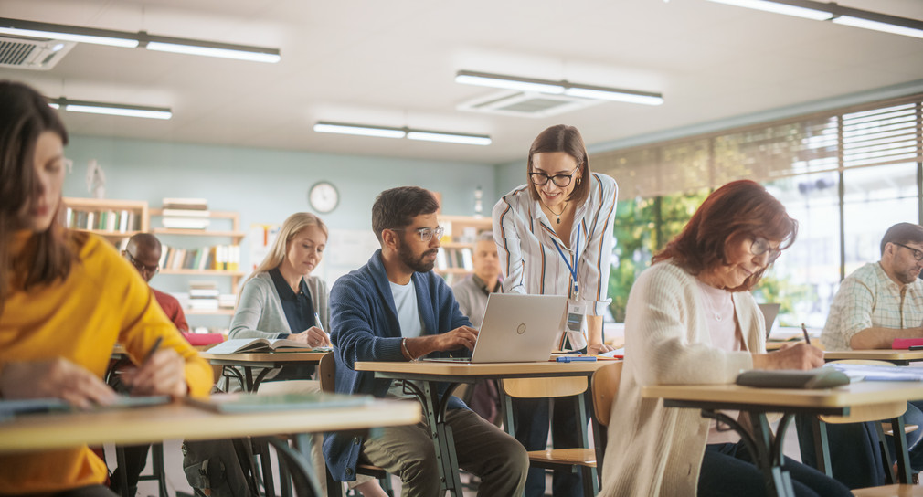 Junge Professorin im Klassenzimmer