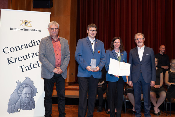 Staatssekretär Arne Braun eehrt 16 Amateurmusik-Vereine mit der Conradin-Kreutzer-Tafel