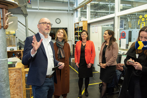 Wissenschaft Ministerin zu Besuch an der HTWG Konstanz Die Ministerin zu Gast im Open Innovation Lab beim Rundgang über dem Campus.