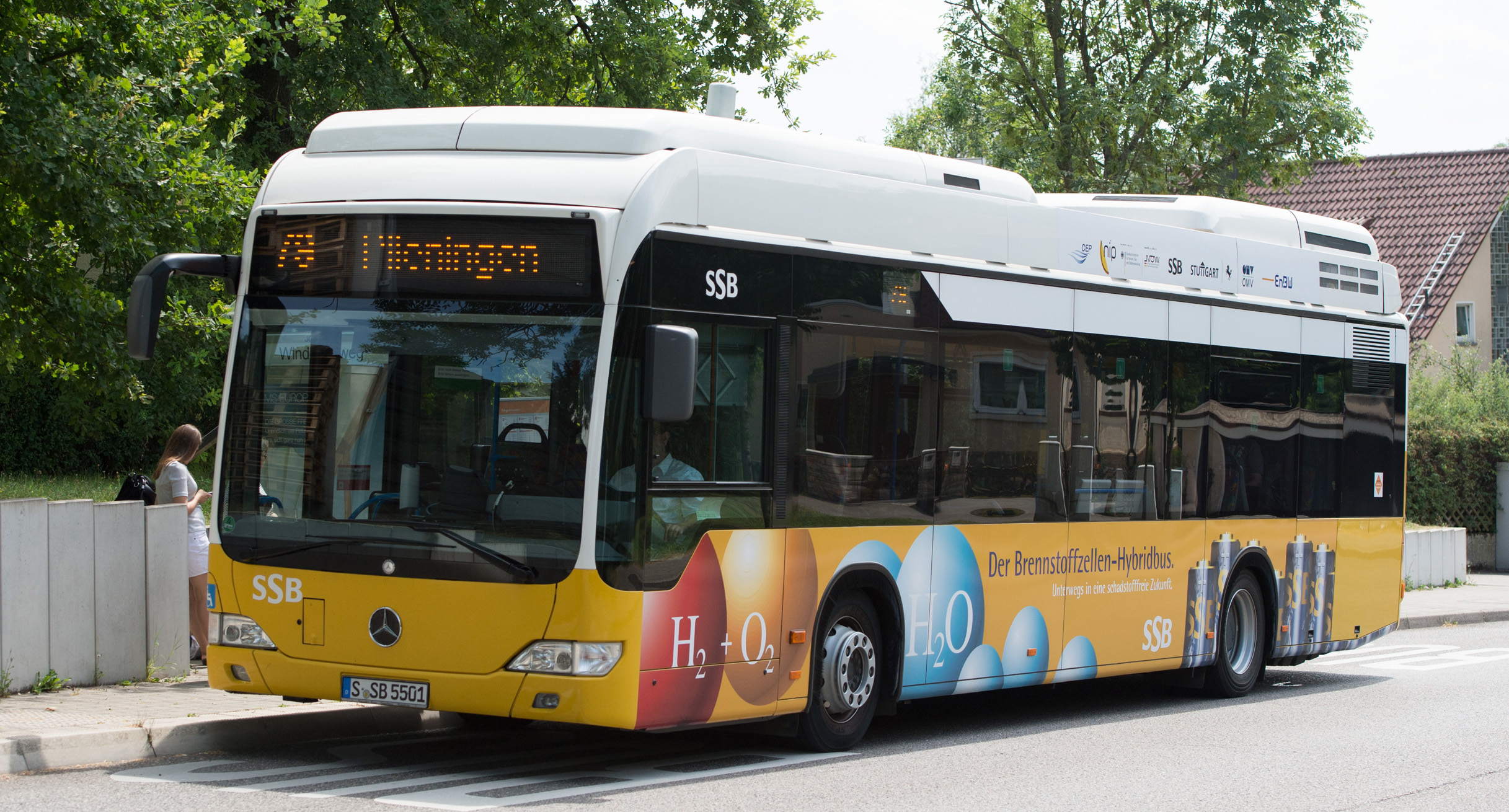 Ein Brennstoffzellen-Hybridbus der Stuttgarter Straßenbahnen AG (SSB) steht in Stuttgart an einer Bushaltestelle.']