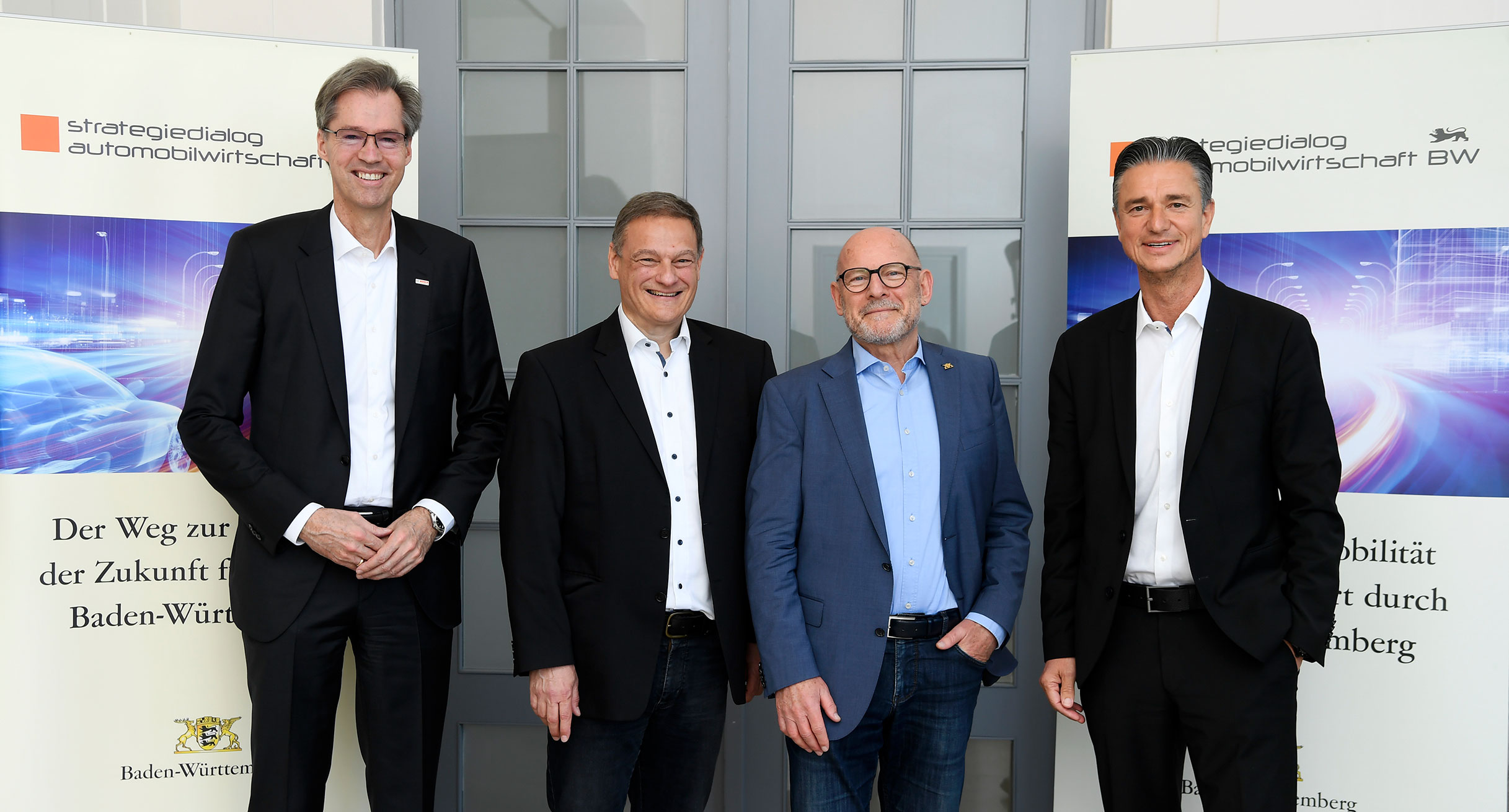 v.l.n.r.: Markus Heyn (Bosch); Franz Loogen (e-mobil BW); Verkehrsminister Winfried Hermann; Lutz Meschke (Porsche)']