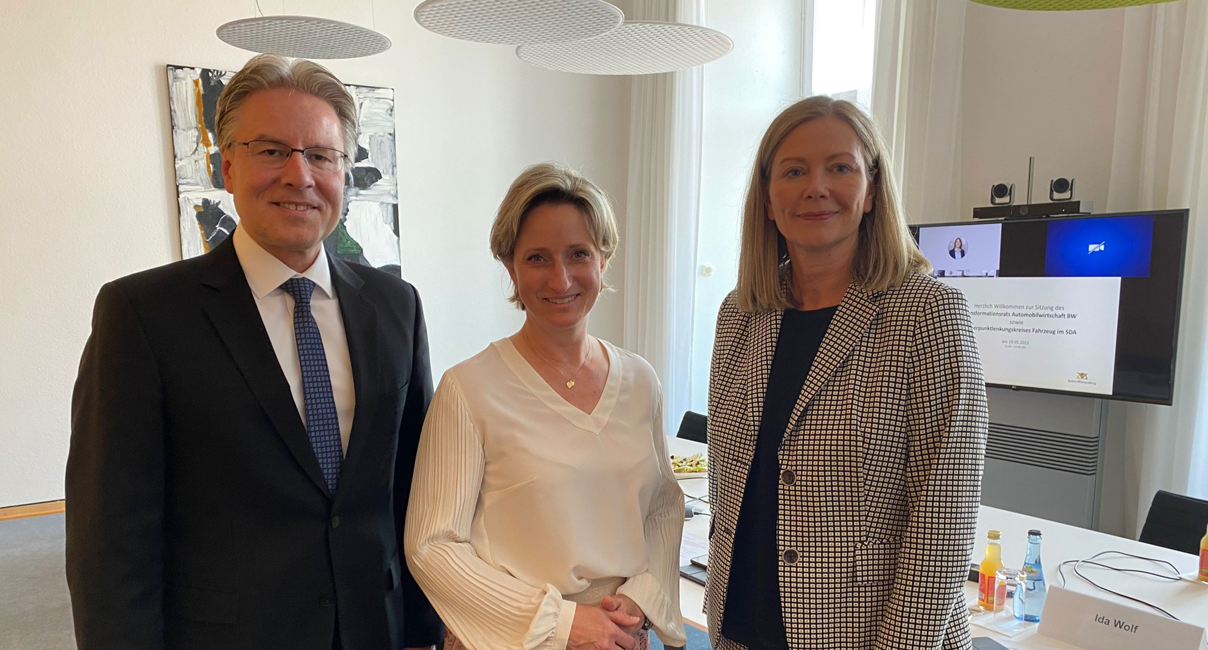 v.l.n.r.: Andreas Haffner (Porsche); Wirtschaftsministerin Dr. Nicole Hoffmeister-Kraut; Sabine Kohleisen (Mercedes) ']