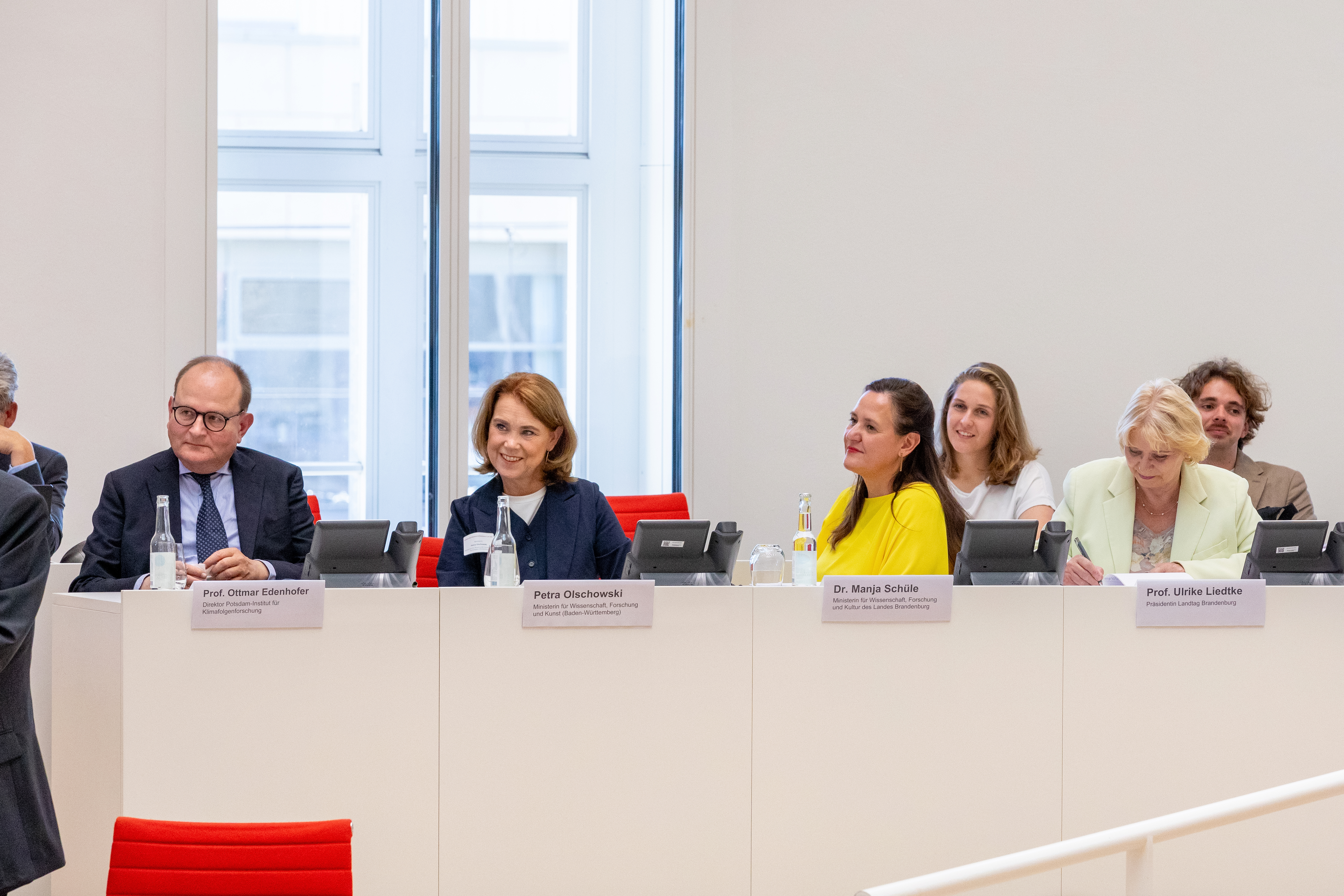 Die Ministerinnen Petra Olschowski und Dr. Manja Schüle haben den Prozess Resilienz im Wissenschaftssystem gestartet.